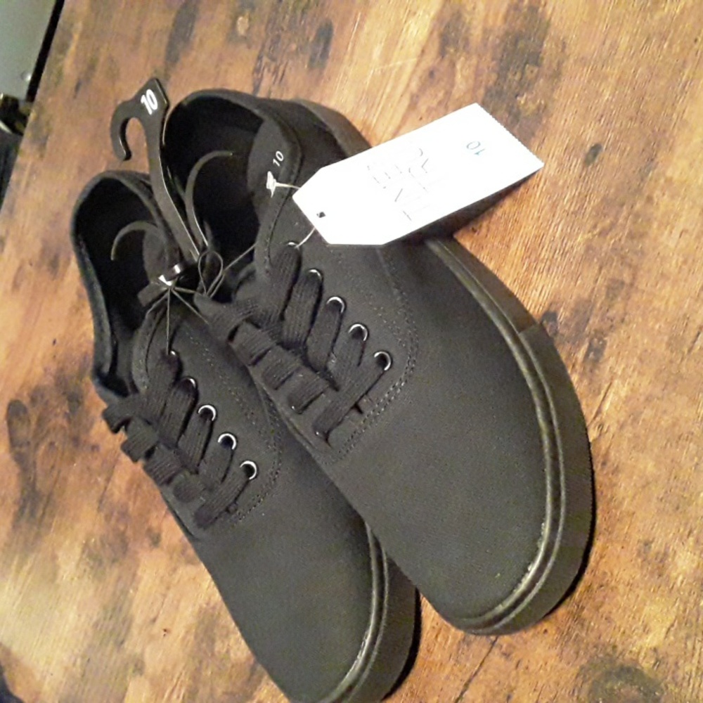 NWT women's Sz 10 Clasdic Time And Tru Lace Up Black Tennis Shoes - Picture 4 of 7